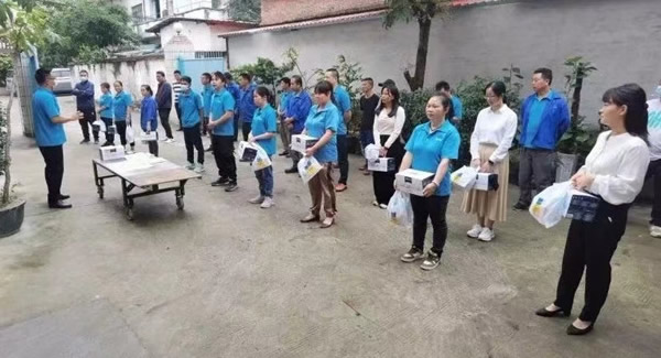 致敬劳动者，感悟劳动的意义|广有五金&东莞合页?
